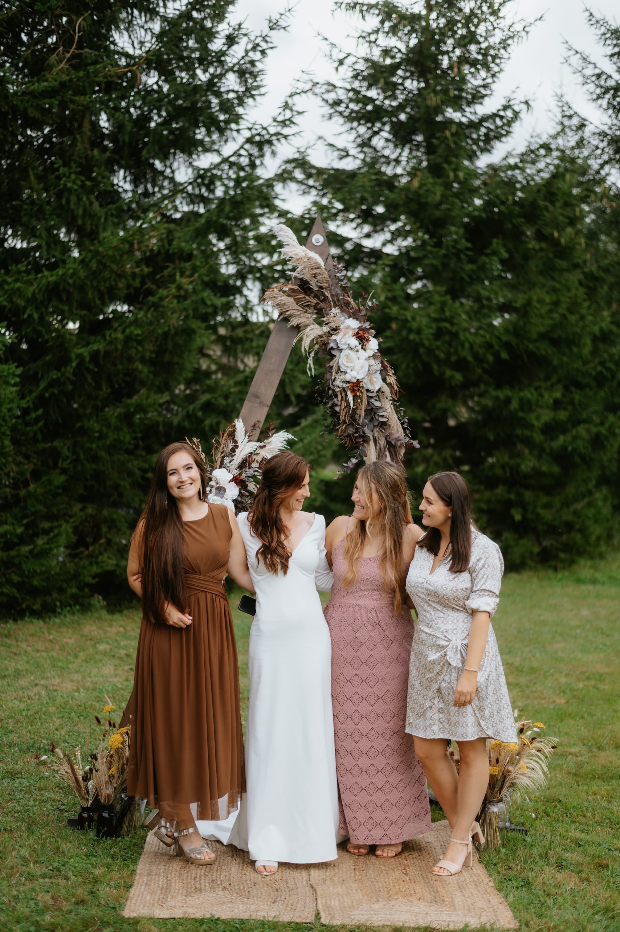 Svatební pár v poli