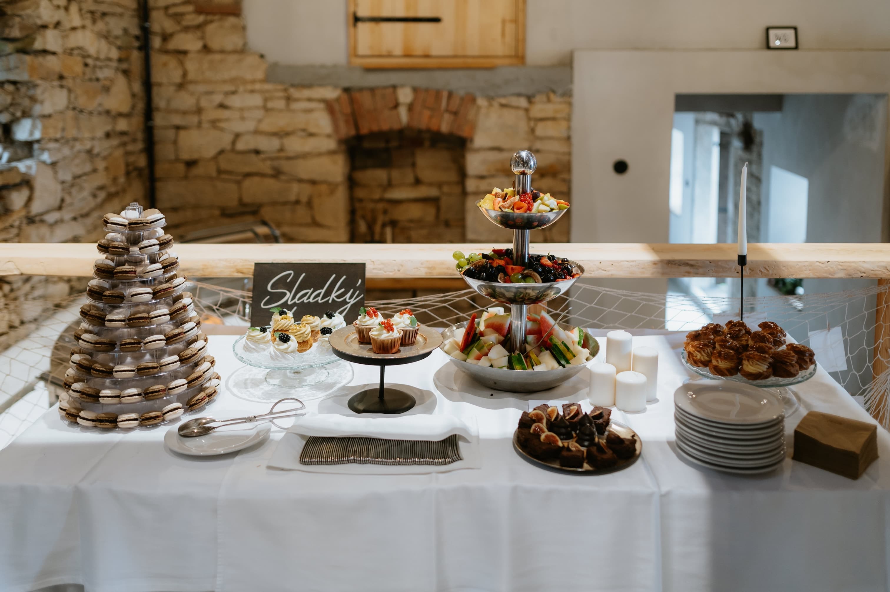 Svatební stůl s jídlem